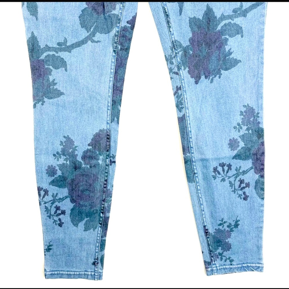 New denim leggings w/printed flowers by HUE. SizeS - Picture 5 of 10